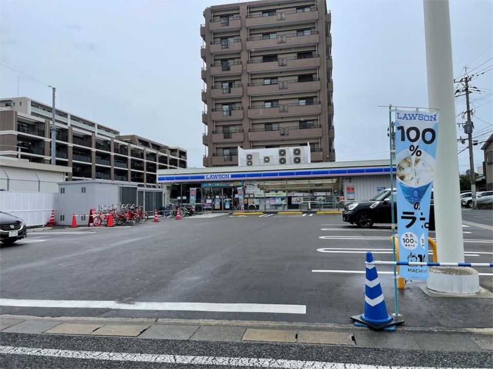 近くのローソン 福岡荒江三丁目店まで830m(徒歩11分)