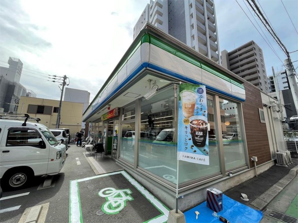 近くのファミリーマート 博多駅南三丁目店まで158m(徒歩2分)