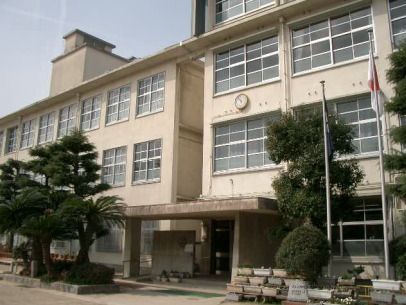 近くの箱崎小学校まで350m(徒歩5分)