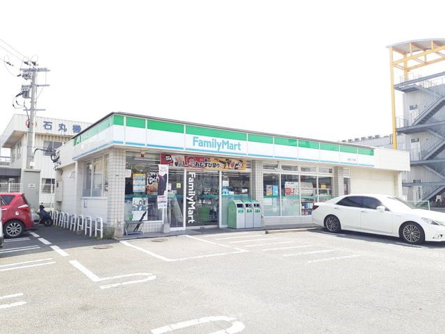 近くのファミリーマート松田3丁目店まで500m（徒歩7分）
