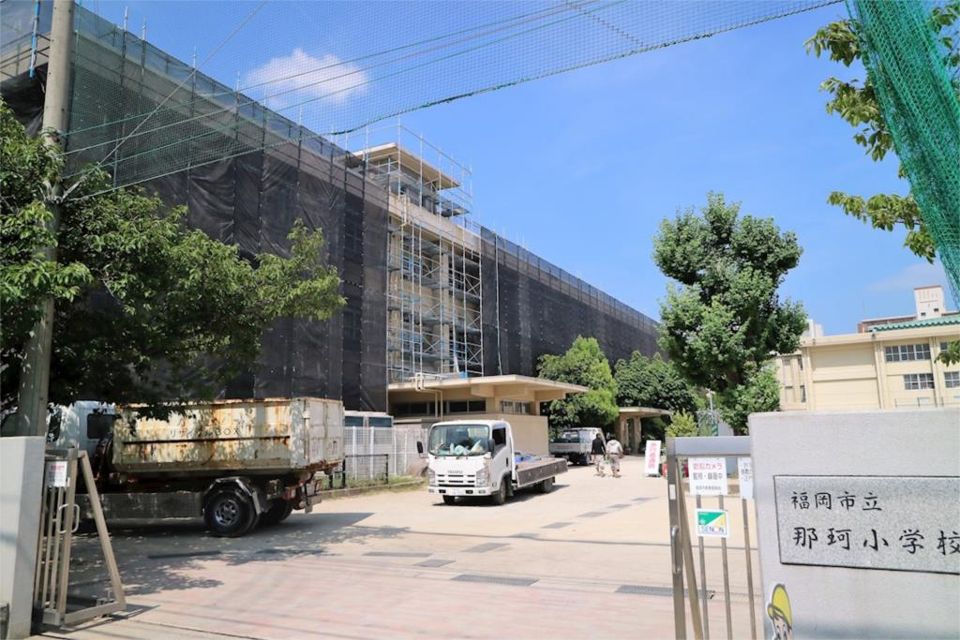 近くの那珂小学校まで1,300m(徒歩17分)