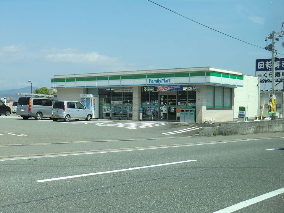近くのファミリーマートまで388m(徒歩5分)