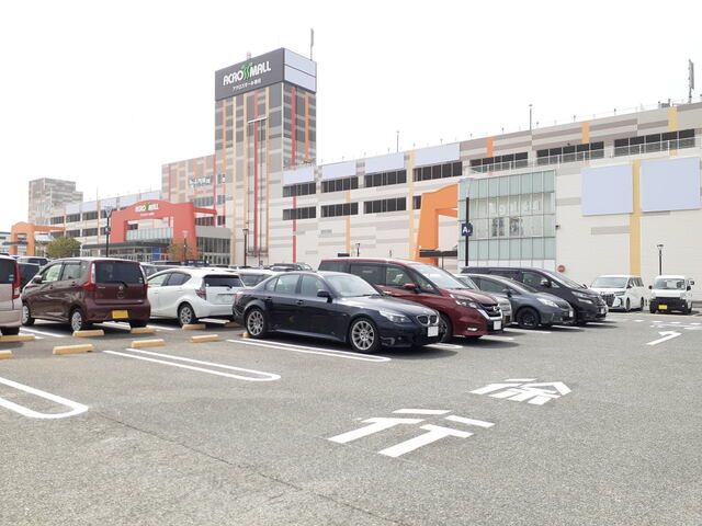 近くのアクロスモール春日店まで1,300m（徒歩17分）