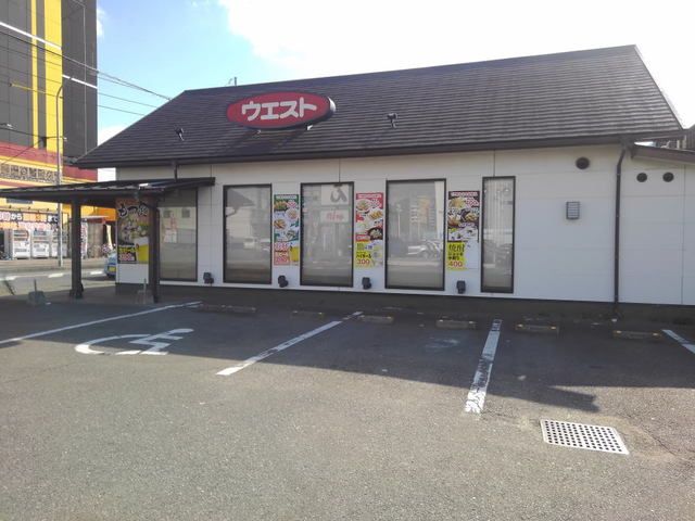 近くのウエスト東那珂店まで2,600m（徒歩33分）