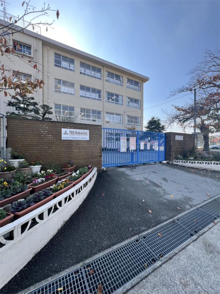 近くの福岡市立城南小学校まで235m(徒歩3分)