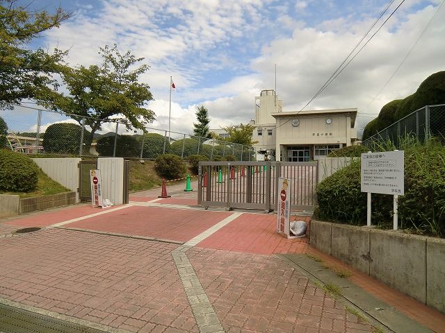 近くの河東小学校まで700m（徒歩9分）