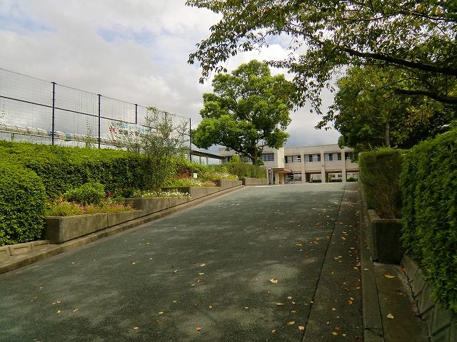 近くの河東中学校まで750m（徒歩10分）