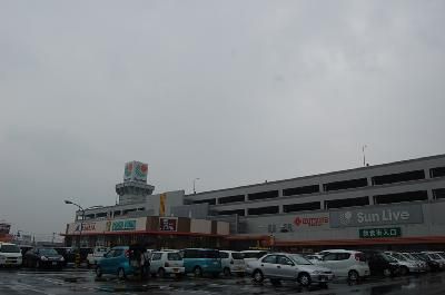 近くのサンリブまで1,400m（徒歩18分）