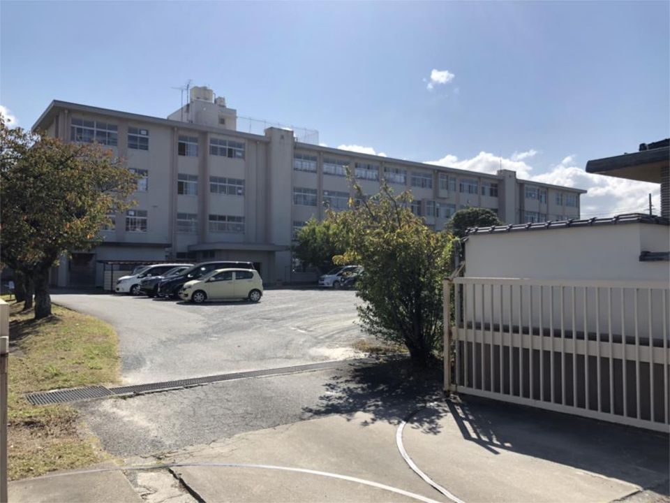 近くの福岡市立飯原小学校まで327m(徒歩5分)