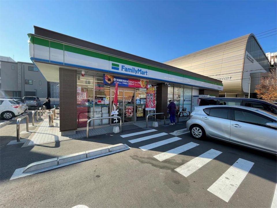 近くのファミリーマート 城南鳥飼7丁目店まで481m(徒歩7分)
