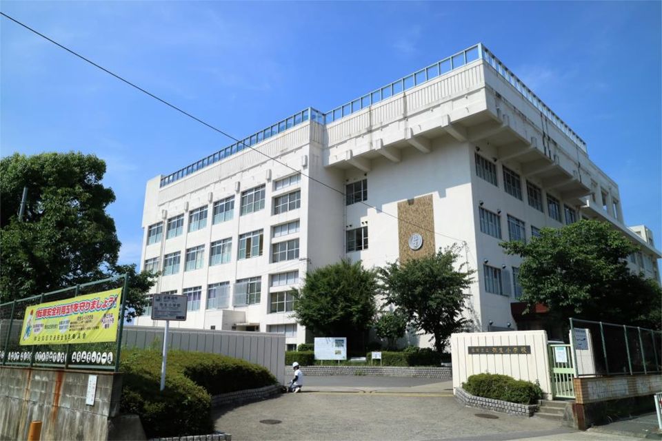 近くの弥生小学校まで850m(徒歩11分)