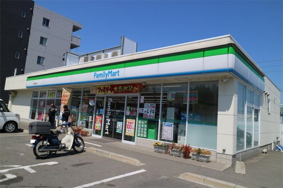 近くのファミリーマート 粕屋門松店まで528m（徒歩7分）