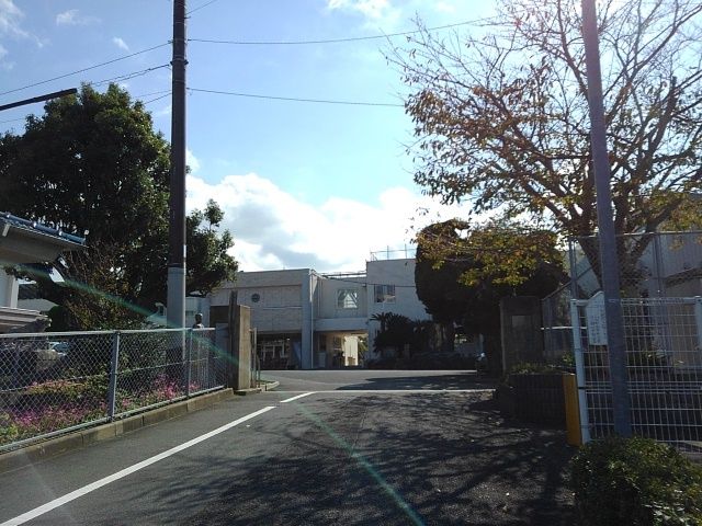 近くの上西郷小学校まで700m(徒歩9分)