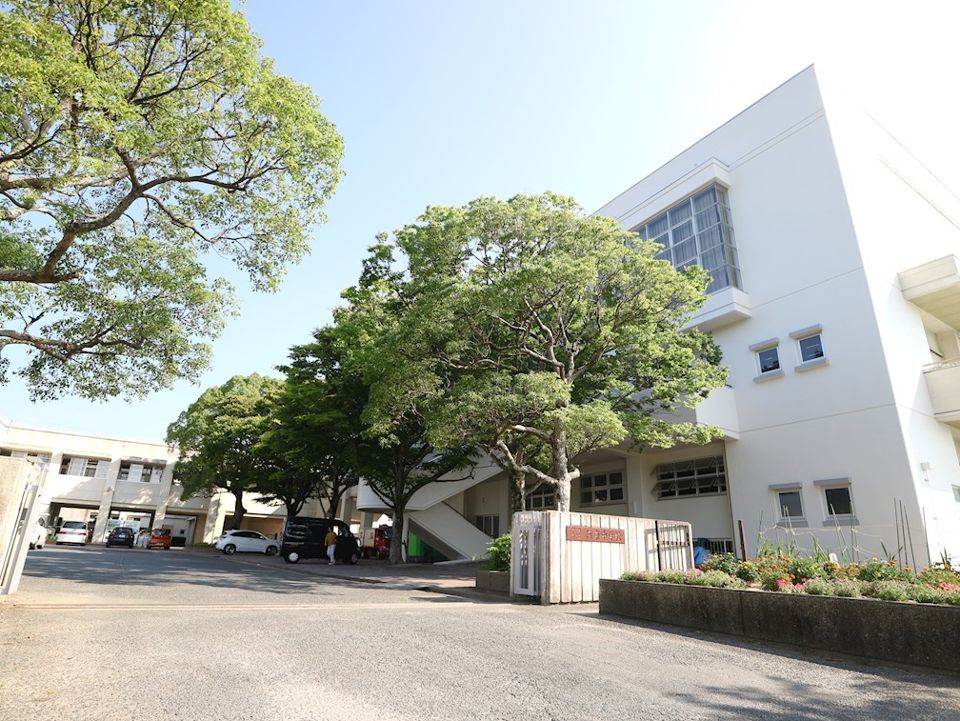 近くの宗像市立河東中学校まで1,941m（徒歩25分）