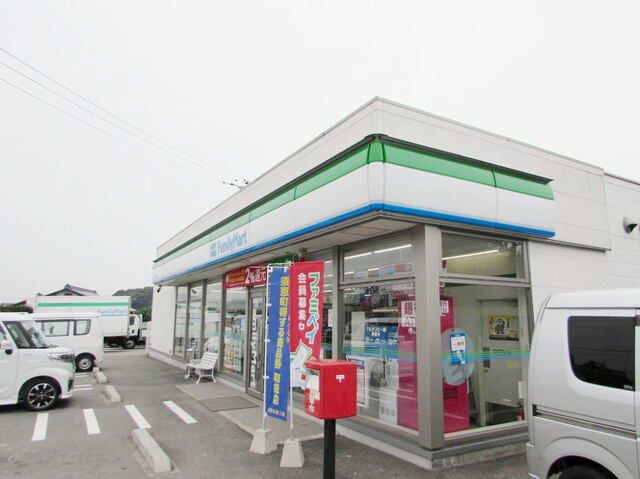 近くのファミリーマート須恵佐谷店まで300m（徒歩4分）