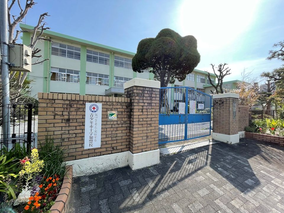 近くの福岡市立高宮小学校まで520m(徒歩7分)