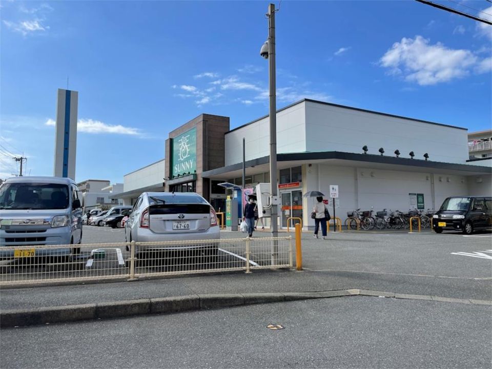 近くのサニー室見店まで660m（徒歩9分）