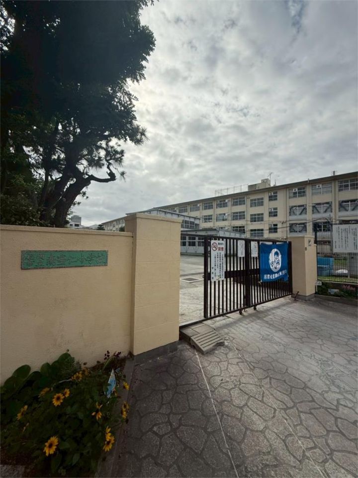近くの福岡市立南当仁小学校まで348m(徒歩5分)