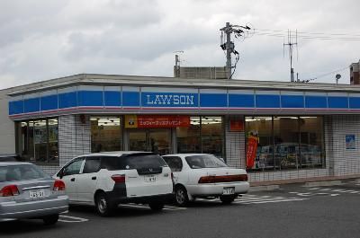近くのローソンまで450m（徒歩6分）