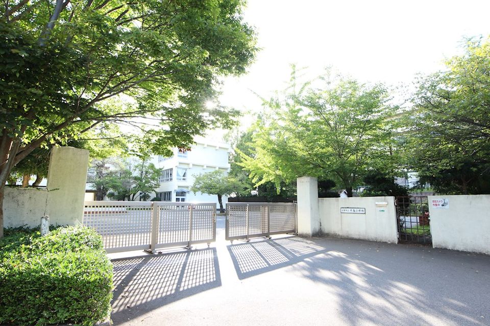 近くの古賀市立千鳥小学校まで621m（徒歩8分）