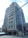 ドムール県庁前の外観