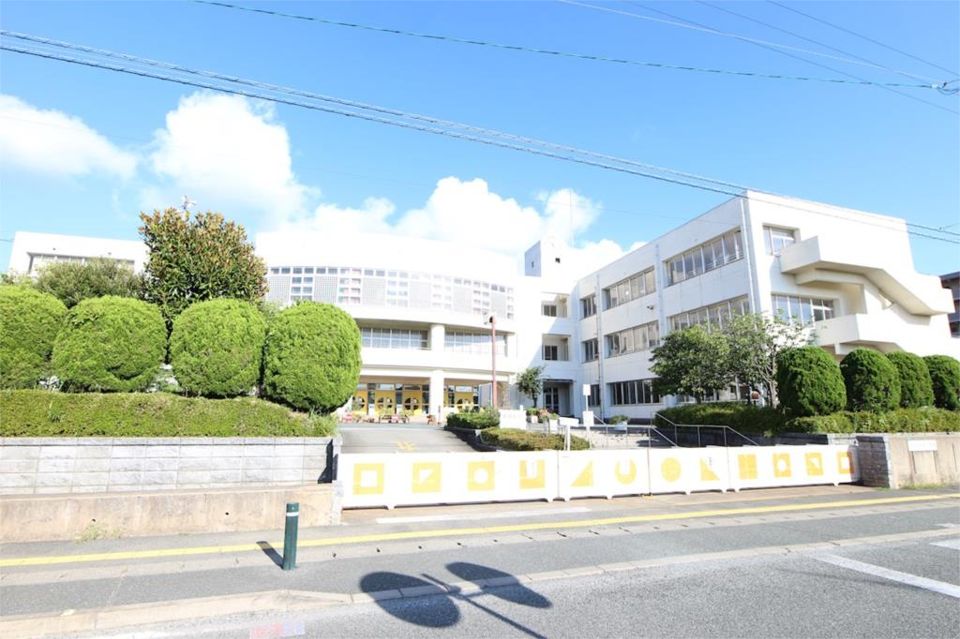 近くの古賀市立花見小学校まで693m（徒歩9分）