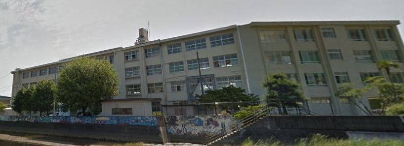 近くの室見小学校まで1,000m(徒歩13分)