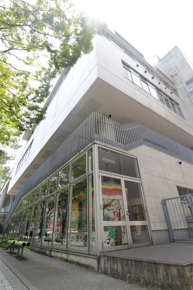 近くの博多小学校まで235m(徒歩3分)