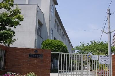 近くの千早小学校まで410m(徒歩6分)
