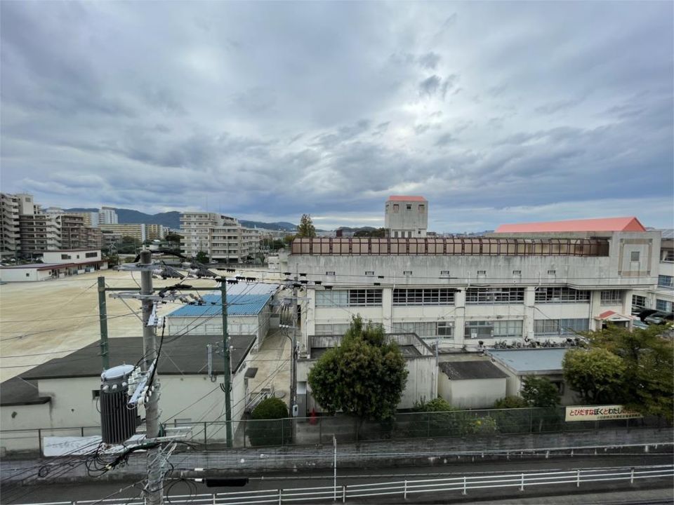 近くの福岡市立小田部小学校まで643m(徒歩9分)
