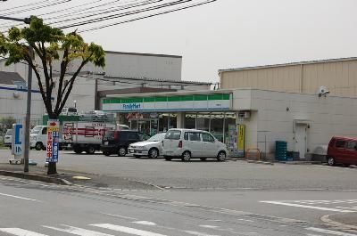 近くのファミリーマートまで94m(徒歩2分)
