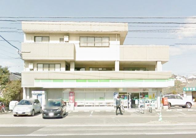 近くのファミリーマートまで256m（徒歩4分）