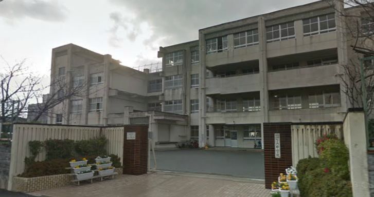 近くの下山門中学校まで700m(徒歩9分)