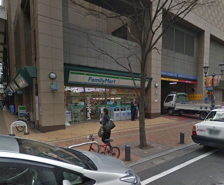 近くのファミリーマート 博多リバレイン店まで377m（徒歩5分）