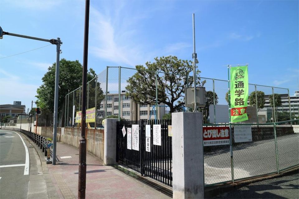 近くの板付北小学校まで850m(徒歩11分)