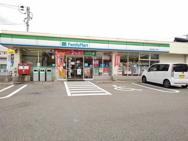 近くのファミリーマートまで190m(徒歩3分)