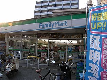 近くのファミリーマートまで85m（徒歩2分）