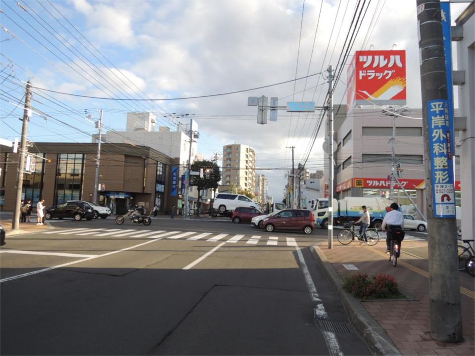 近くのツルハドラッグ 澄川3条店まで500m（徒歩7分）