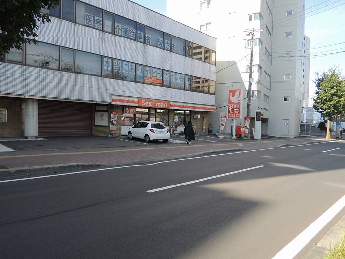 近くのセイコーマート 平岸駅前店まで61m（徒歩1分）