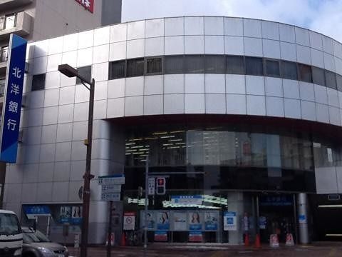 近くの北洋銀行 琴似中央支店まで463m（徒歩6分）