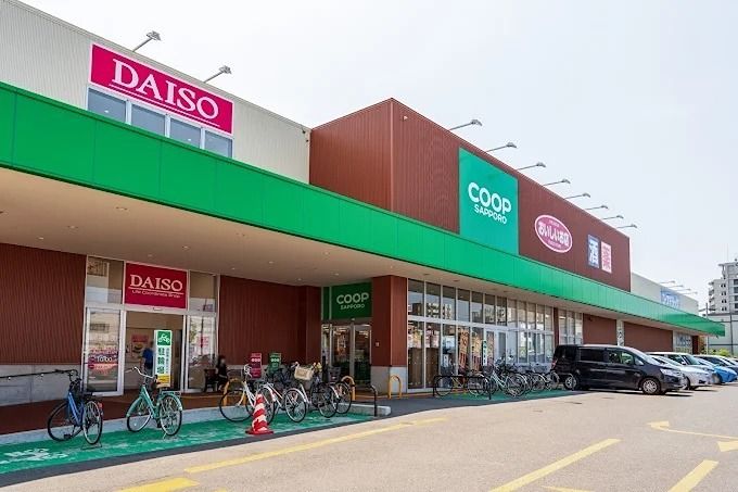 近くのコープさっぽろ ほんどおり店まで709m（徒歩9分）