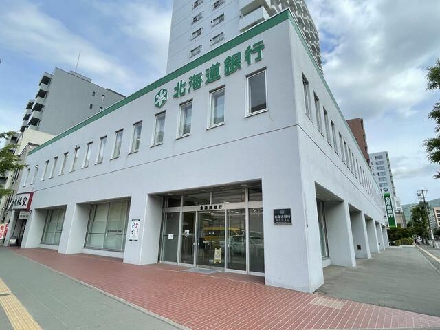近くの北海道銀行鳥居前支店まで743m（徒歩10分）