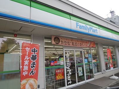 近くのファミリーマート 知事公館前店まで414m（徒歩6分）