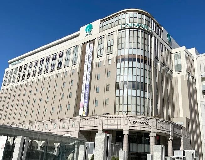 近くの大丸札幌店まで654m（徒歩9分）