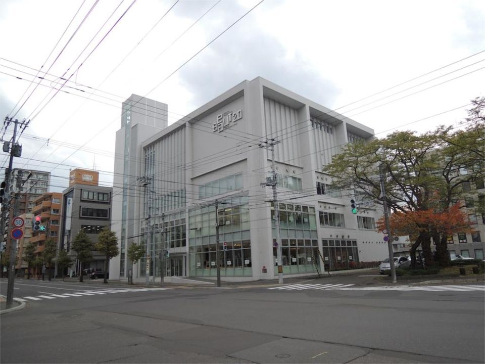 近くの北海道理容美容専門学校まで858m（徒歩11分）