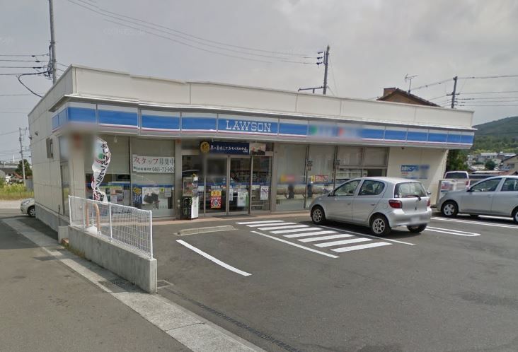 近くのローソン 南足柄飯沢店まで305m（徒歩4分）