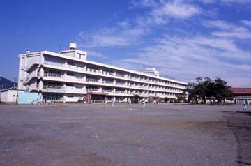 近くの秦野市立南小学校まで434m（徒歩6分）