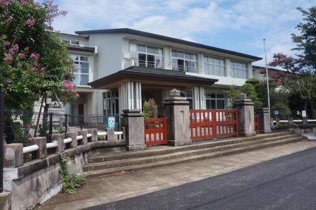 近くの秦野市立本町小学校まで159m（徒歩2分）