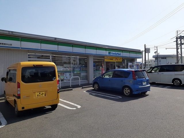 近くのファミリーマートまで700m（徒歩9分）