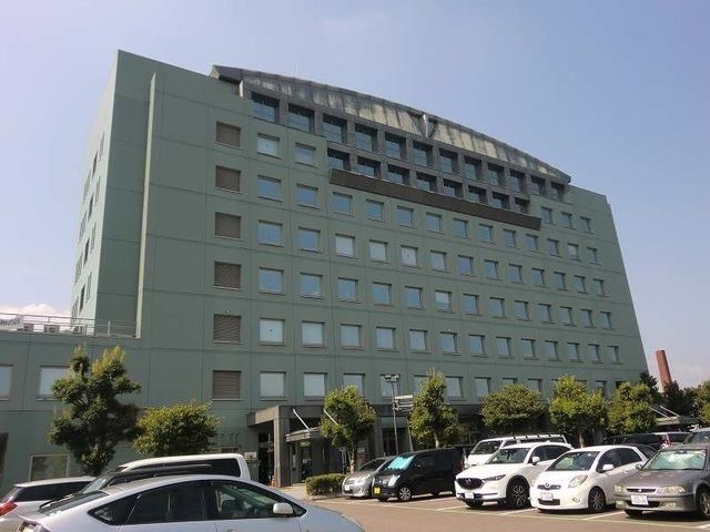 近くの関市役所まで1,800m（徒歩23分）